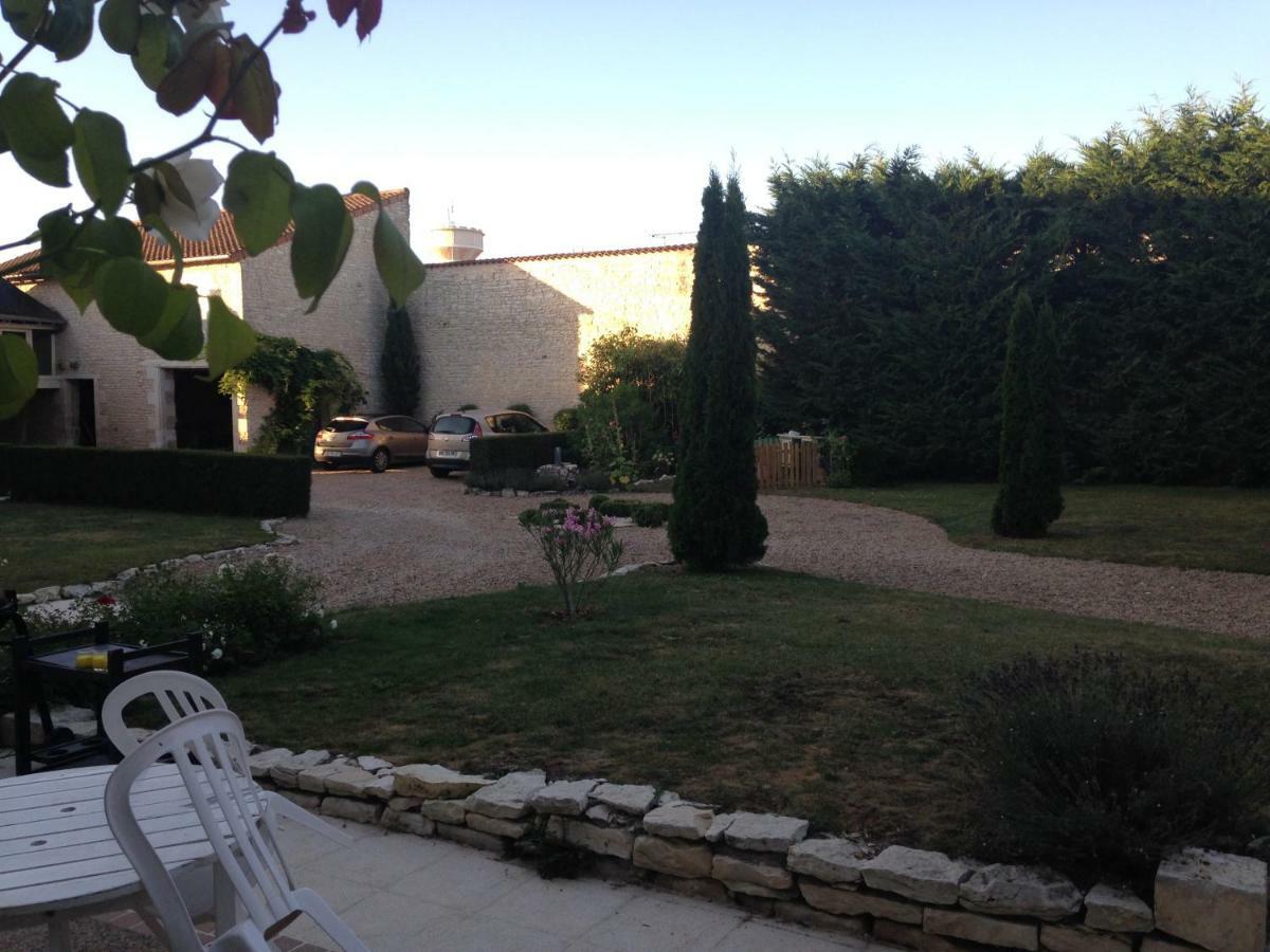 Les Clos Bleus Neuville-du-Poitou 外观 照片